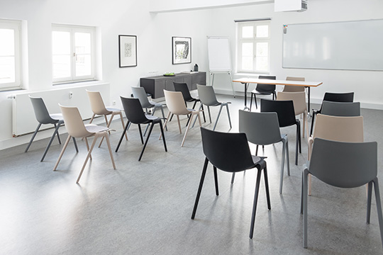 Bild Theaterbestuhlung mit Mittelgang und Podium