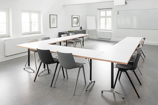 U-Bestuhlung mit Blick auf die Präsentationsfläche