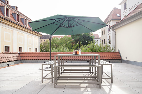Bild großzügige Terrase mit Sonnenschutz und Blick ins Grüne